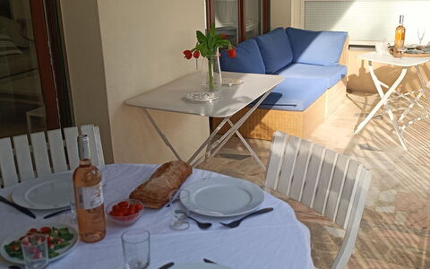 Résidence Eden Parc: Table, Furniture, Tableware, Property, Chair, Dishware, Wood, Textile, Interior Design, Drinkware