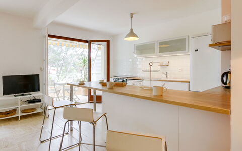 Résidence Eden Parc: Room, Property, Furniture, Kitchen, Interior Design, Building, Countertop, Yellow, House, Cabinetry