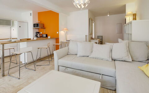 Résidence Eden Parc: Furniture, Room, Property, Living Room, Interior Design, White, Yellow, Floor, Building, Table