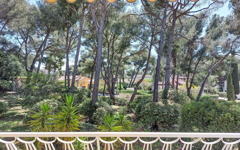 Résidence Eden Parc: Shade, Balcony, Outdoor Structure, Eco Hotel