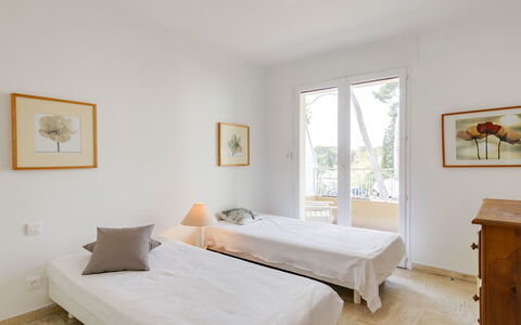 Résidence Eden Parc: Bedroom, Furniture, Room, Bed, Property, Interior Design, Bed Sheet, Bed Frame, Floor, Ceiling