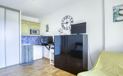 Vanille: Møbel, Ejendom, Billedramme, Loftsventilator, Indretning, Træ, Dør, Bygning, Etage, Komfort