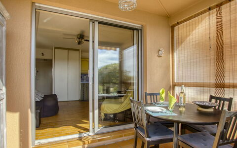 Vanille: Bord, Møbel, Ejendom, Bygning, Træ, Couch, Stol, Indretning, Vindue