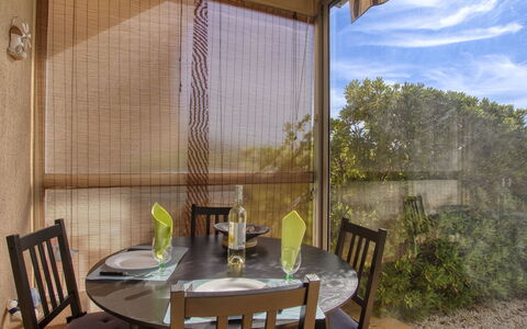 Vanille: Bord, Plante, Møbel, Ejendom, Stol, Træ, Skygge, Himmel, Indretning, Bygning