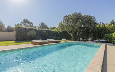 Le Mas des Buis: Water, Sky, Plant, Daytime, Property, Swimming Pool, Azure, Tree, Shade, Grass