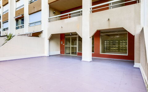 Hyères 217: Bygning, Vindue, Etage, Gulvbelægning, Dør, Plante, Facade, Træ, Kompositmateriale