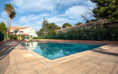 La Calmeraie: Wasser, Wolke, Himmel, Gebäude, Pflanze, Schwimmbad, Baum, Schatten, Freizeit, Arecales