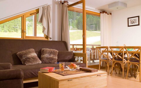 Les Orres 651: Meubles, Propriété, Table, Canapé, Fenêtre, Bâtiment, Plante, Bois, Design Intérieur, Confort