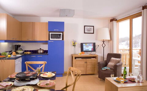 Les Orres 651: Propriété, Bois, Fenêtre, Design Intérieur, Orange, Électroménager, Cadre, Sol, Sol, Plante D'Appartement