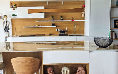 New Beach: Meubilair, Interieur Ontwerp, Flooring, Keuken, Countertop, Hout, Verdieping, Cabinetry, Stellingen, Plank