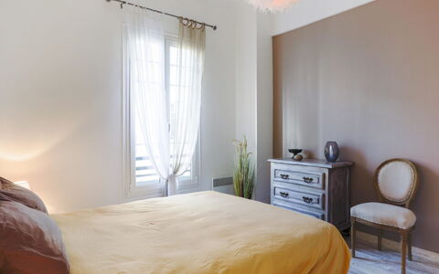 Le Paganini: Furniture, Property, Cabinetry, Comfort, Building, Textile, Wood, Interior Design, Bed Frame, Shade