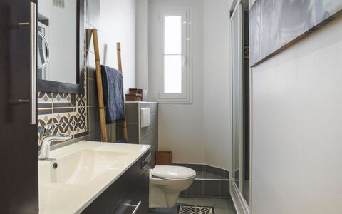 Le Paganini: Mirror, Tap, Plumbing Fixture, Sink, Property, Bathroom Sink, Bathroom, Building, Interior Design, Wood