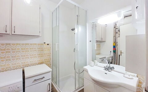 Saint Cyr sur Mer les Lecques 255: Lavandino Del Bagno, Idraulico Fixture, Pavimentazione, Interior Design, Pavimento, Bagno, Lavello, Rubinetto, Mobiletto Del Bagno, Idraulico