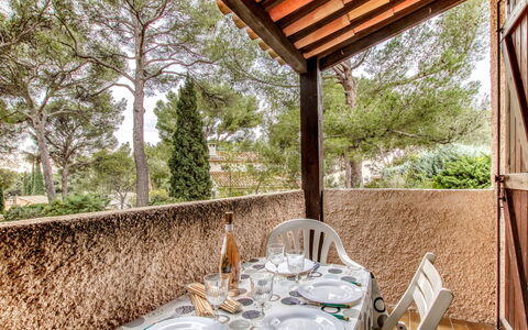 Saint Cyr sur Mer les Lecques 255: Tavolo, Proprietà, Mobilia, Pianta, Tavola, Albero, Shade, Sedia, Costruzione, Mobili Da Esterno