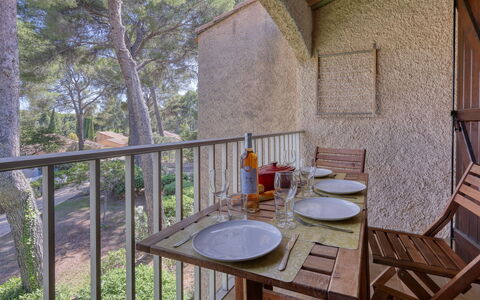 Saint Cyr sur Mer les Lecques 255: Tavolo, Mobilia, Pianta, Proprietà, Costruzione, Sedia, Legna, Interior Design, Albero, Pavimento