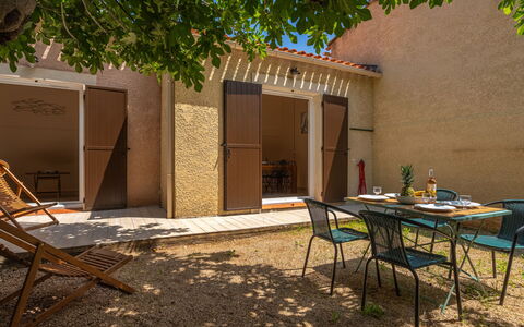 La Discrete: Property, Shade, Table, Plant, Tree, Outdoor Furniture, Road Surface, Wood, Leisure, Chair