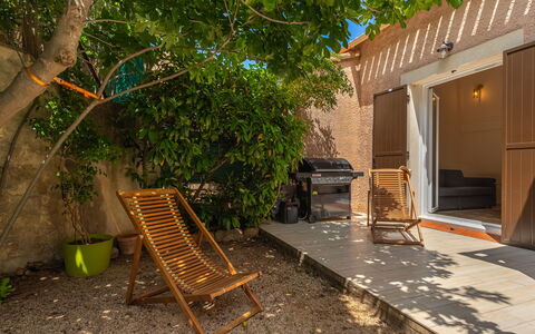 La Discrete: Plant, Furniture, Leaf, Building, Shade, Wood, Road Surface, Outdoor Furniture, Wall, Leisure