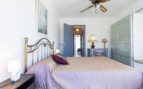 L'Auteuil: Mobilia, Ventilatore, Proprietà, Cornice, Azzurro, Comfort, Legna, Illuminazione, Interior Design, Tessile