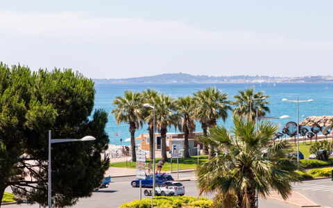 L'Auteuil: Acqua, Cielo, Pianta, Auto, Azzurro, Albero, Shade, Nube, Arecales, Urban Design