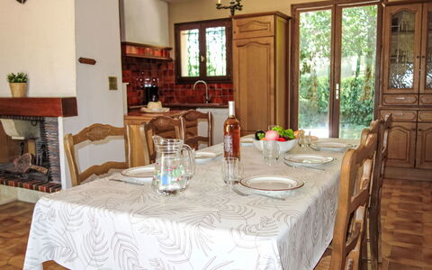 L'Ensoleillade: Tabelle, Möbel, Eigentum, Geschirr, Stuhl, Fenster, Tischdecke, Kelche, Drinkware, Beleuchtung