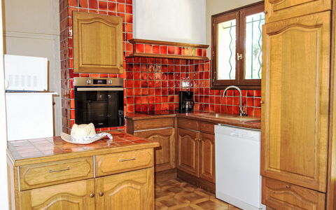 L'Ensoleillade: Cabinetry, Möbel, Eigentum, Countertop, Schublade, Fenster, Holz, Küche, Interior Design, Gebäude