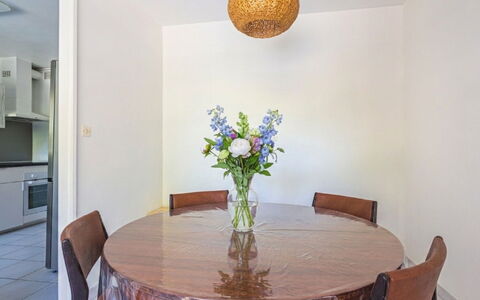 Les Roches Fleuries: Meubles, Design Intérieur, Chaise, Sol, Table, Recours, Sol, Plafond, Pièce, Eco Hôtel