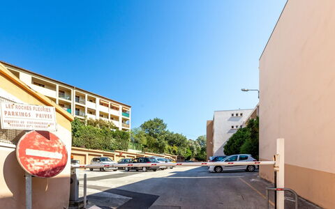 Les Roches Fleuries: Meubles, Design Intérieur, Chaise, Sol, Table, Recours, Sol, Plafond, Pièce, Eco Hôtel