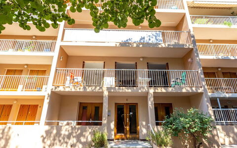 Les Roches Fleuries: Meubles, Design Intérieur, Chaise, Sol, Table, Recours, Sol, Plafond, Pièce, Eco Hôtel