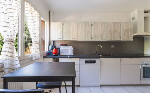 Les Roches Fleuries: Meubles, Design Intérieur, Chaise, Sol, Table, Recours, Sol, Plafond, Pièce, Eco Hôtel
