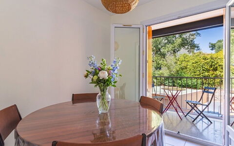 Les Roches Fleuries: Meubles, Design Intérieur, Chaise, Sol, Table, Recours, Sol, Plafond, Pièce, Eco Hôtel