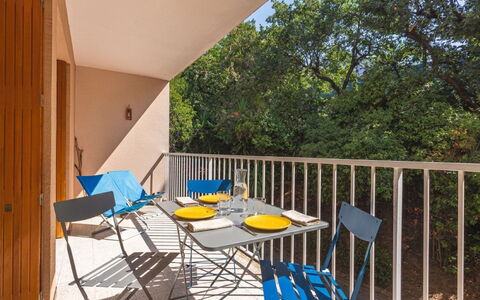 Les Roches Fleuries: Meubles, Design Intérieur, Chaise, Sol, Table, Recours, Sol, Plafond, Pièce, Eco Hôtel