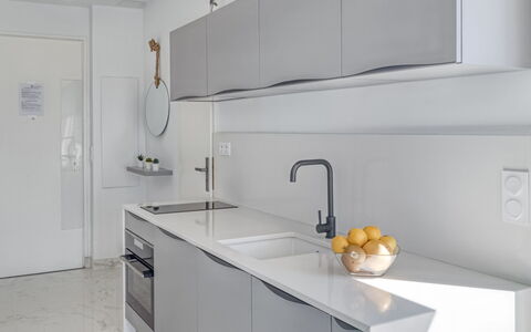 La Kamarina: Zapfhahn, Spüle, Cabinetry, Countertop, Eigentum, Sinken, Weiss, Armatur, Küche, Gebäude