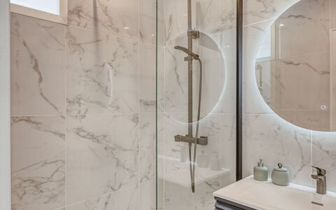 La Kamarina: Eigentum, Duschkopf, Armatur, Produkt, Gebäude, Zapfhahn, Duschtür, Dusche, Badezimmer