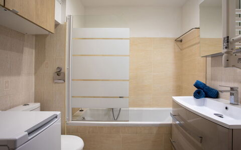 Le Tivoli: Idraulico Fixture, Proprietà, Rubinetto, Lavello, Lavandino Del Bagno, Bagno, Vasca Da Bagno, Costruzione, Viola