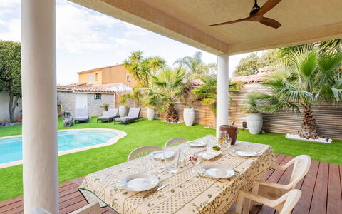 L'Italienne: Planta, Propiedad, Mueble, Mesa, Verde, Silla, Edificio, Diseño De Interiores, Sombra, Encendiendo