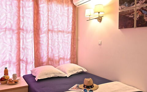 Agay Village Cap Esterel 400: Meubles, Chambre, Design Intérieur, Lit, Drap De Lit, Bois, Linge, Literie, Textile, Pièce