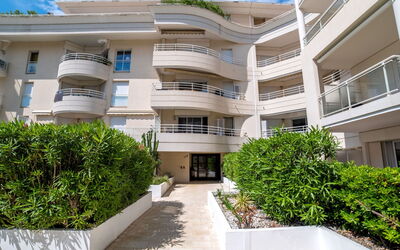 Cannes 595: Acqua, Cielo, Proprietà, Pianta, Costruzione, Nube, Piscina, Albero, Zona Residenziale, Erba