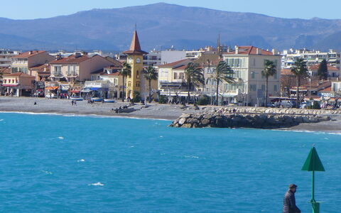 Cagnes-Sur-Mer 154: Wasser, Himmel, Gebäude, Blau, Azurblau, Berg, Küsten Und Ozeanische Forms, Gewässer, Turm