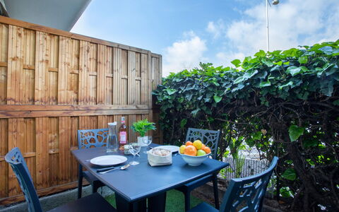 Cagnes-Sur-Mer 154: Wolke, Himmel, Eigentum, Gebäude, Baum, Holz, Stuhl, Urban Design, Gartenmöbel, Tabelle