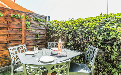 Cagnes-Sur-Mer 154: Wolke, Wasser, Himmel, Eigentum, Pflanze, Schwimmbad, Gebäude, Fenster, Azurblau, Blau