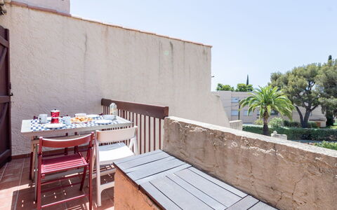 Bandol 155: Tavolo, Mobilia, Cielo, Proprietà, Costruzione, Albero, Sedia, Legna, Architettura, Pianta