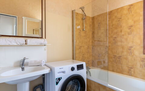 Bandol 155: Lavanderia, Marrone, Specchio, Lavello, Proprietà, Asciugatrice, Rubinetto, Lavatrice, Idraulico Fixture, Mobiletto Del Bagno