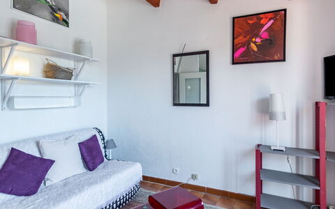 Bandol 155: Cornice, Proprietà, Mobilia, Bianca, Costruzione, Comfort, Tessile, Interior Design, Legna, Viola