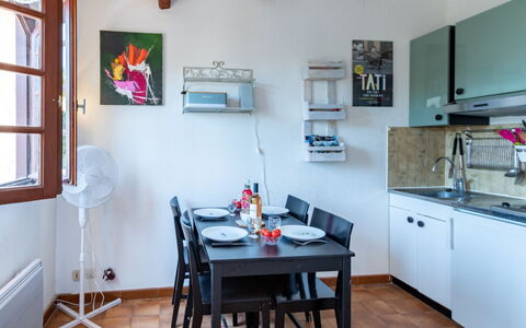 Bandol 155: Proprietà, Tavolo, Mobilia, Legna, Finestra, Costruzione, Scaffalature, Interior Design, Pavimento, Pavimentazione