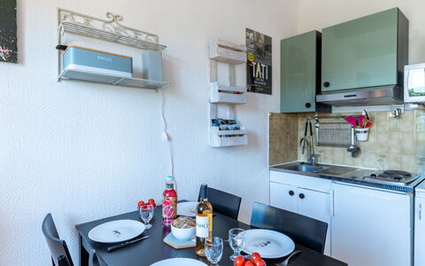 Bandol 155: Mobilia, Cabinetry, Lavandino Della Cucina, Rubinetto, Tavolo, Controsoffitto, Lavello, Blu, Cornice, Cucina