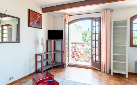 Bandol 155: Proprietà, Finestra, Mobilia, Legna, Cornice, Interior Design, Illuminazione, Pavimentazione, Architettura