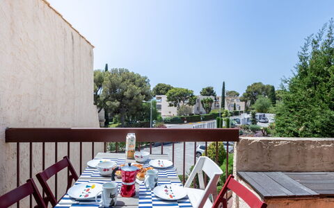 Bandol 155: Tavolo, Cielo, Proprietà, Costruzione, Mobilia, Tavola, Pianta, Sedia, Albero, Mobili Da Esterno