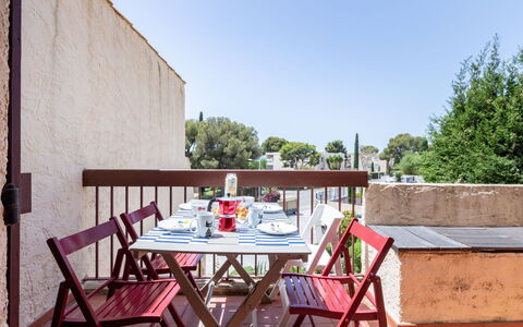 Bandol 155: Cielo, Tavolo, Mobilia, Costruzione, Sedia, Albero, Pianta, Legna, Shade, Tavolo Esterno