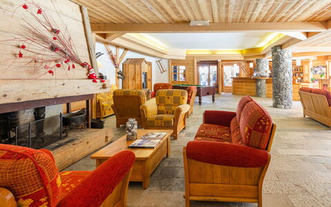 Serre Chevalier 651: Meubles, Propriété, Table, Bois, Design Intérieur, Décoration, Chaise, Canapé, Sol, Salon