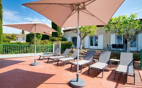 La Maison de L'Amiral: Sneeuw, Lucht, Wolk, Berg, Gebouw, Helling, Boom, Fabriek, Huis, Natuurlijk Landschap